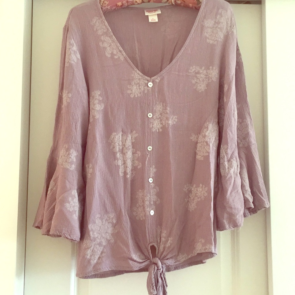 Wide sleeve blouse with cute tie in front